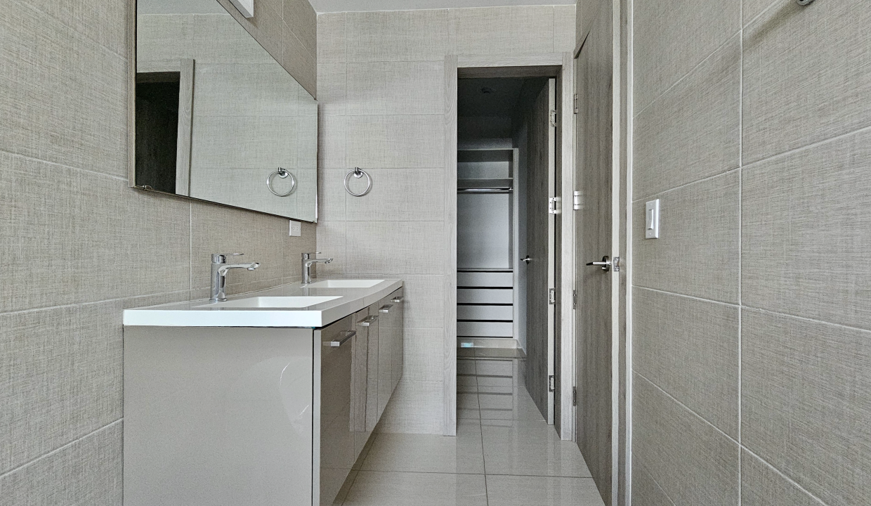 Baño y walk in closet hab principal